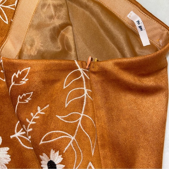 Embroidered faux suede tan mini skirt - Picture 5 of 5